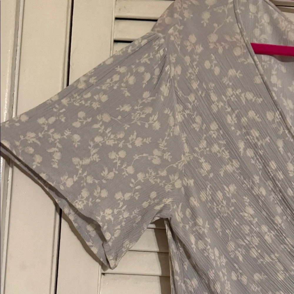 Elegant Gray Floral Dress - Picture 3 of 5